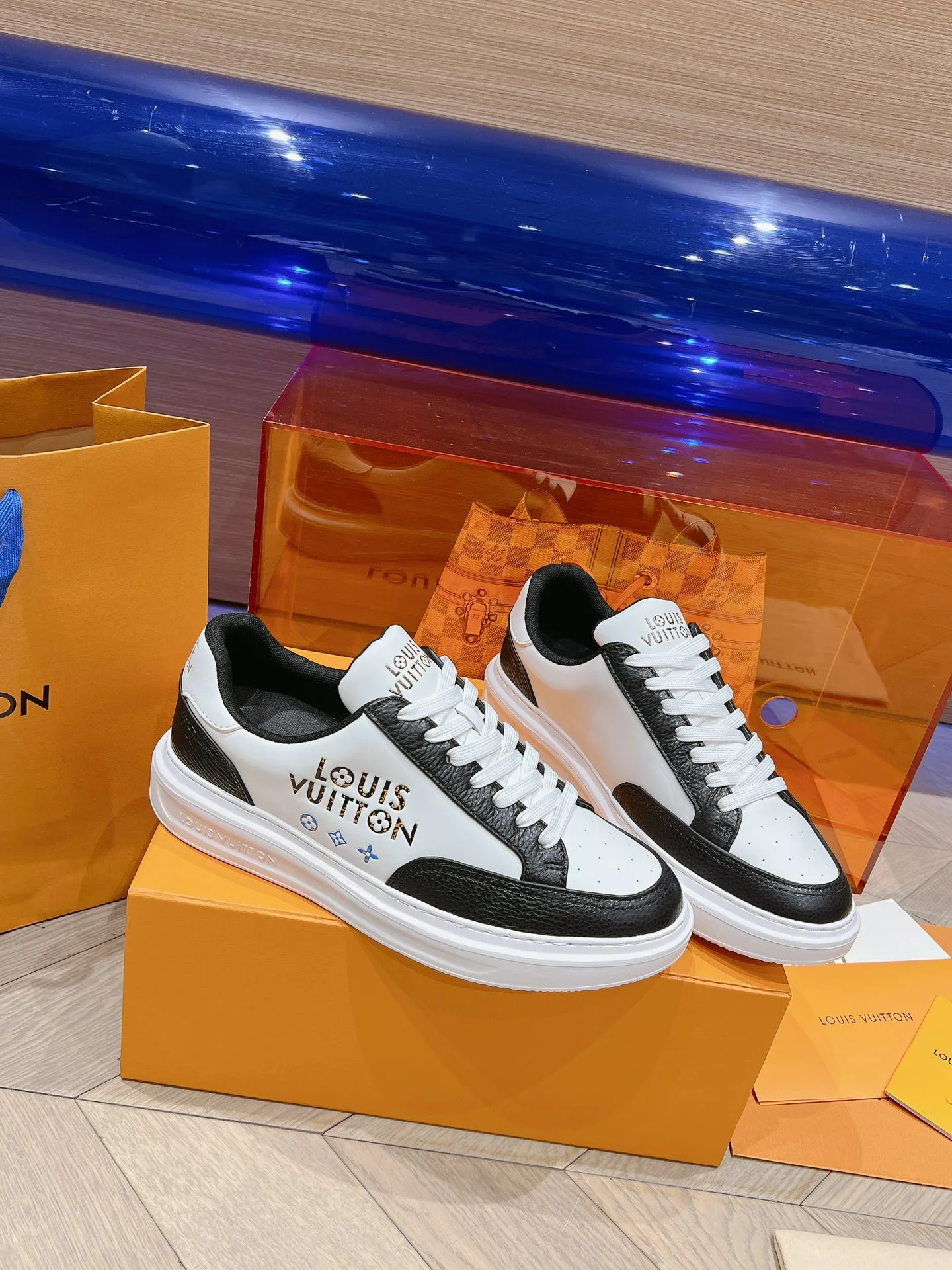 👟👟Ex-factory price 680👟👟 LV 2024 new height-increasing white shoes, color matching and leather craftsmanship, 3D logo embossing technology on the heel to increase the three-dimensional effect, pebbled cowhide, PU foam outsole! Super lightweight! Your feet won’t get tired from walking.  Code number: 37-45